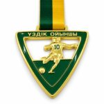 Купить спортивные медали для награждения футболистов — медаль «Үздік ойыншы» с футболистом и зеленой эмалью