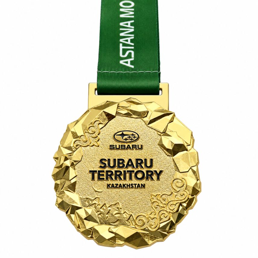 Изготовление медалей на заказ с логотипом — золотистая медаль Subaru Territory Kazakhstan на зеленой ленте