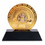 Изготовление настольных монет на заказ с металлическим рельефом