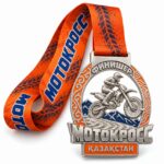 Производство медалей для мотокросса на заказ — медаль финишера с мотоциклистом и оранжевой лентой
