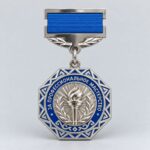 Производство нагрудных медалей для награждения — серебристая медаль «За профессиональное мастерство» на синей колодке