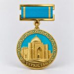 Изготовление памятных медалей с символикой Туркестана — золотистая архитектура, голубая эмаль и колодка